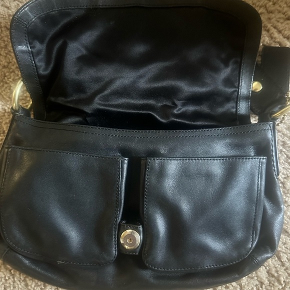 Elegant Black Leather Shoulder Bag - Picture 3 of 11